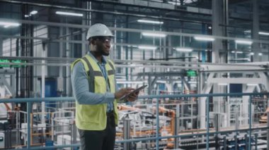 Otomobil Fabrikasında Tabletli Erkek Mühendis