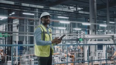 Otomobil Fabrikasında Tabletli Erkek Mühendis