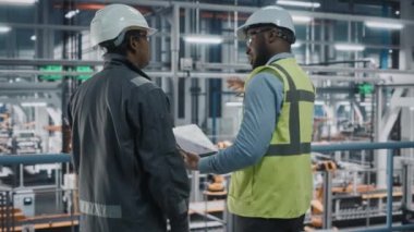 Otomotiv Mühendisleri Araba Fabrikasında Tablet Kullanarak Konuşuyor