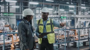 Otomotiv Mühendisleri Araba Fabrikasında Tablet Kullanarak Konuşuyor