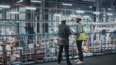 Otomotiv Mühendisleri Araba Fabrikasında Tablet Kullanarak Konuşuyor