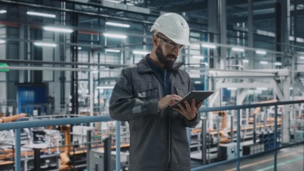 Man ingenieur met tablet in de auto fabriek — Stockvideo