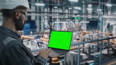 Otomobil Fabrikasında Bilgisayar Yeşil Ekran Kullanan Mühendis