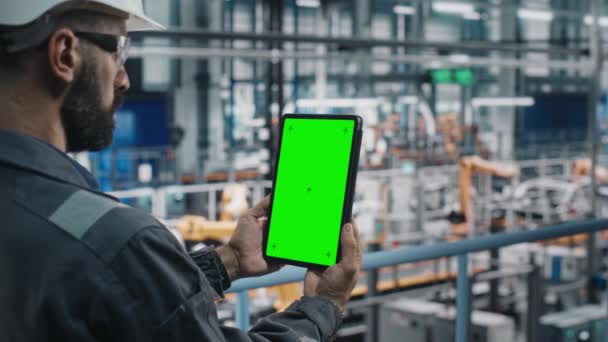 Inženýr pomocí tabletu Počítač Zelená obrazovka v továrně na automobily — Stock video
