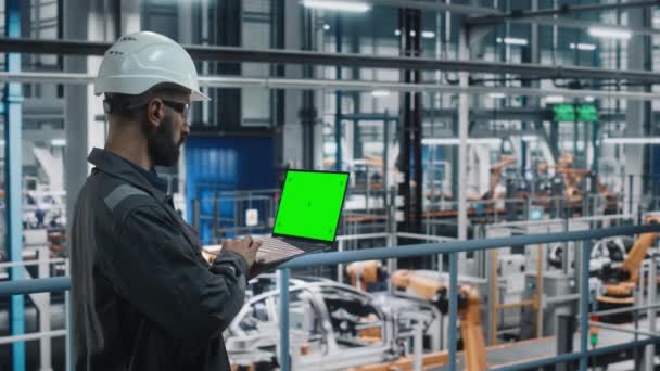 Μηχανικός που χρησιμοποιεί την πράσινη οθόνη φορητών υπολογιστών στο εργοστάσιο αυτοκινήτων — Αρχείο Βίντεο