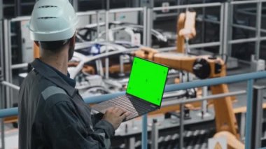 Otomobil Fabrikasında Bilgisayar Yeşil Ekran Kullanan Mühendis