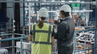 Otomotiv Mühendisleri Araba Fabrikasında Tablet Kullanarak Konuşuyor