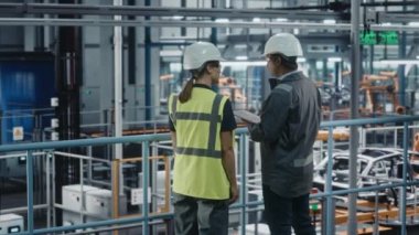 Otomotiv Mühendisleri Araba Fabrikasında Tablet Kullanarak Konuşuyor