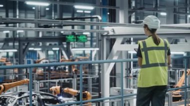 Araba Fabrikasında Tabletli Kadın Mühendis