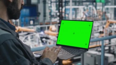 Otomobil Fabrikasında Bilgisayar Yeşil Ekran Kullanan Mühendis