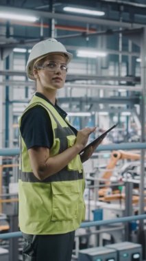 Araba Fabrikasında Tabletli Dikey Portre Mühendisi