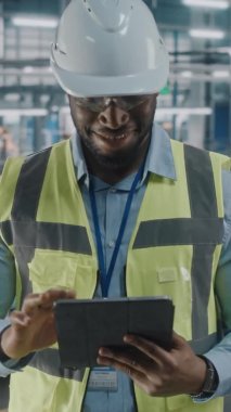 Dikey Portre Otomotiv Sanayi Mühendisi Araba Fabrikasında