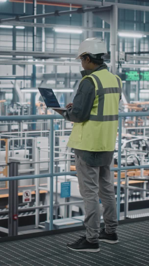汽车制造厂在笔记本电脑上工作的垂直肖像男工程师 — 图库视频影像