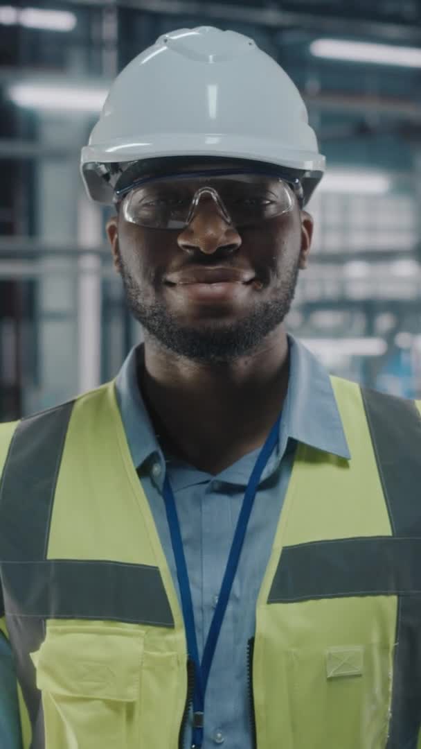 Vertical Portrait Automotive Industrial Engineer at Car Factory — Stock video