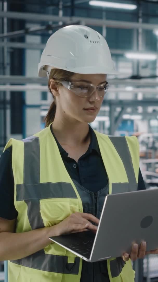 자동차 공장에서 노트북을 사용하는 수직 인물상 여자 엔지니어 — 비디오