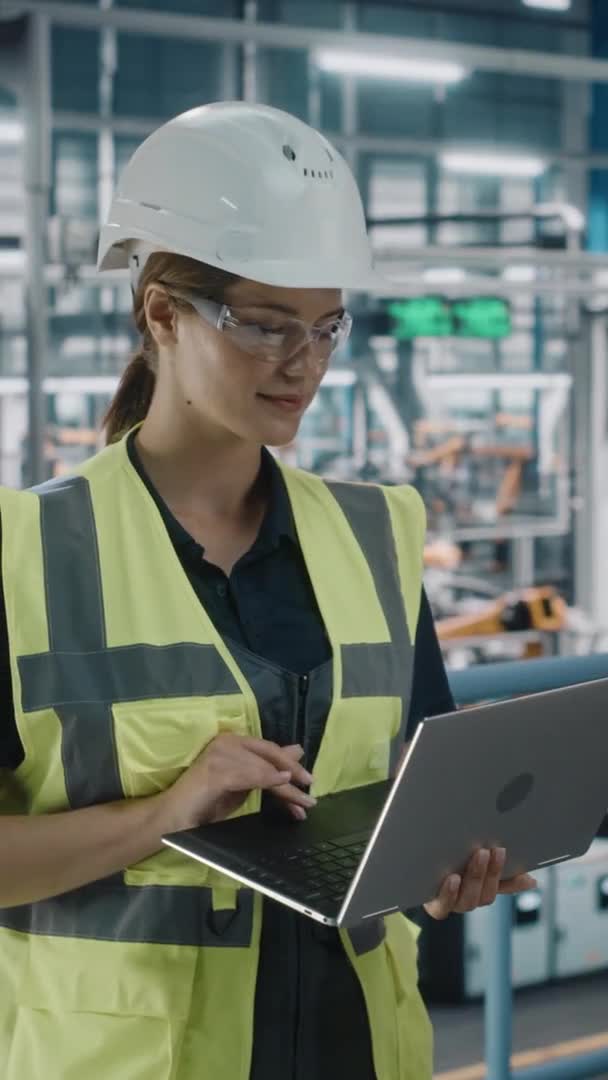 汽车制造厂带笔记本电脑的垂直肖像女工程师 — 图库视频影像