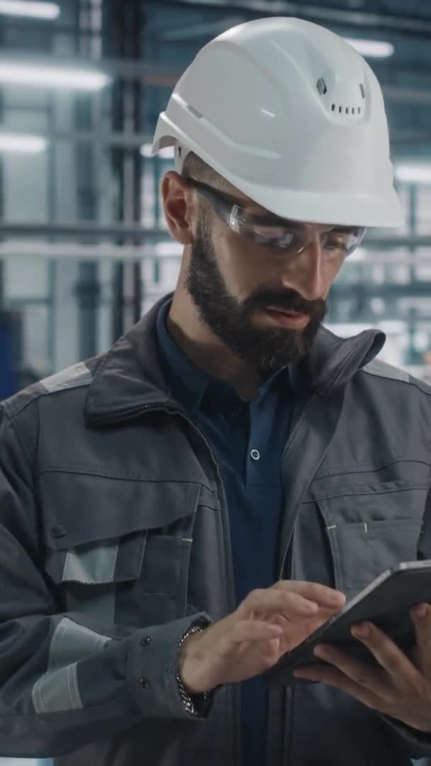Insinyur laki-laki potret vertikal bekerja pada Tablet di Pabrik Mobil — Stok Video
