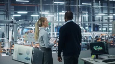 Araba fabrikası mühendisleri konuşuyor.
