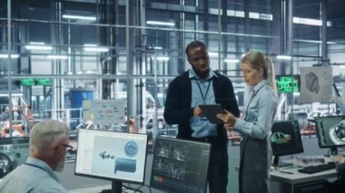 Araba fabrikası mühendisleri konuşuyor.