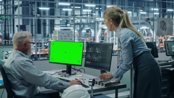 Ingenieure in Autofabriken verwenden Green Screen Computer — Stockvideo