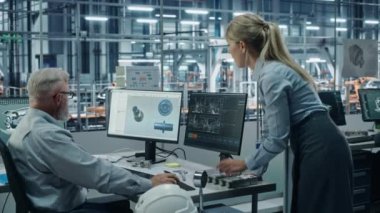 Araba Fabrikasında İki Mühendis Konuşuyor