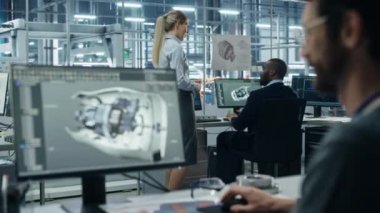 Mühendisler ekibi araba fabrikasında çalışıyor.