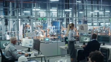 Mühendisler ekibi araba fabrikasında çalışıyor.