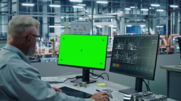Inżynierowie fabryki samochodów używają komputera Green Screen — Wideo stockowe