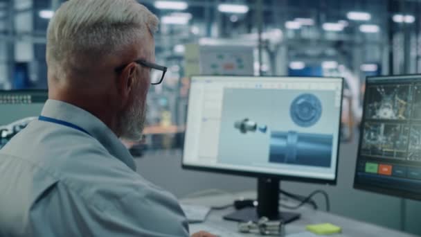 Auto Fabriek Ingenieur met behulp van Computer — Stockvideo