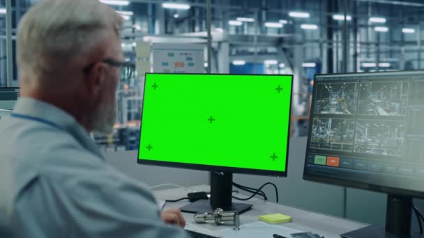 Autofabrikant mit Green Screen Comp — Stockvideo