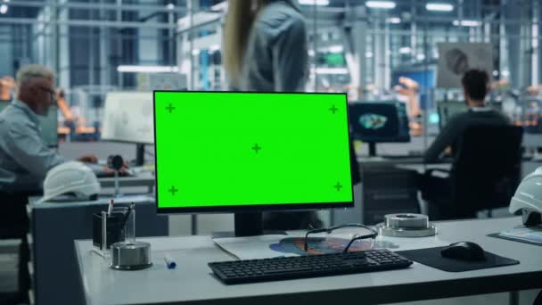 Groene scherm Computer in de auto-fabriek — Stockvideo