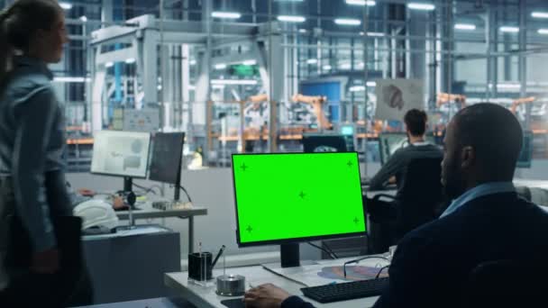 Ingenieurs gebruiken groene scherm computer in de auto-fabriek — Stockvideo