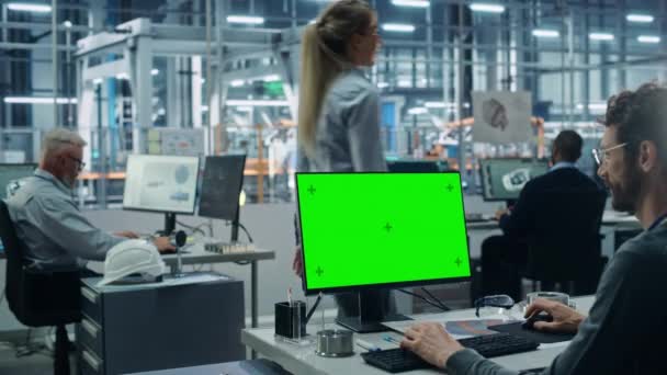 Інженери використовують зелений екран комп'ютера на заводі автомобілів — стокове відео