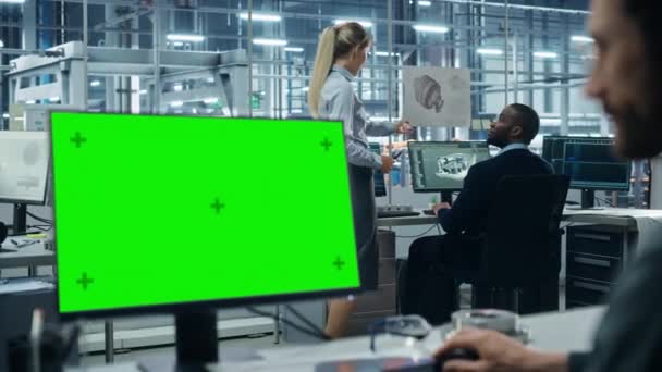 Инженеры используют зеленый экран компьютера на автомобильном заводе — стоковое видео