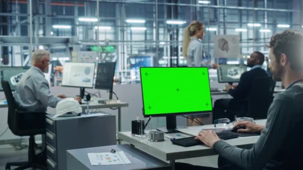 Team van Ingenieurs werken aan Green Screen Compiter in Car Factory — Stockvideo