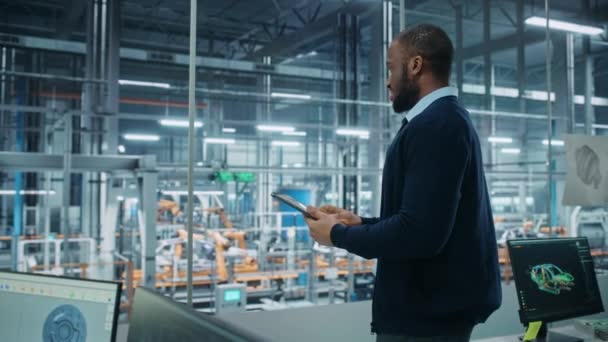 Engenheiro masculino usando Tablet Computer na fábrica de carros — Vídeo de Stock