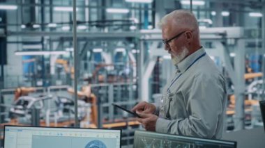 Otomobil Fabrikasında Erkek Mühendis Tablet Bilgisayar Kullanıyor