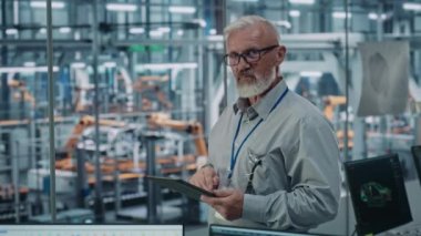 Otomobil Fabrikasında Erkek Mühendis Tablet Bilgisayar Kullanıyor