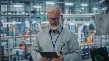 Otomobil Fabrikasında Erkek Mühendis Tablet Bilgisayar Kullanıyor