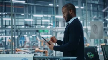 Otomobil Fabrikasında Erkek Mühendis Tablet Bilgisayar Kullanıyor