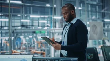 Otomobil Fabrikasında Erkek Mühendis Tablet Bilgisayar Kullanıyor