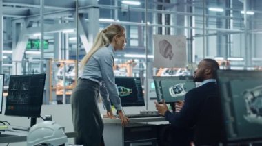 İki Mühendis Araba Fabrikasında Bilgisayar Kullanıyor