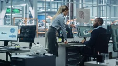 İki Mühendis Araba Fabrikasında Bilgisayar Kullanıyor