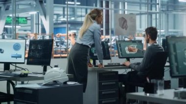 İki Mühendis Araba Fabrikasında Bilgisayar Kullanıyor