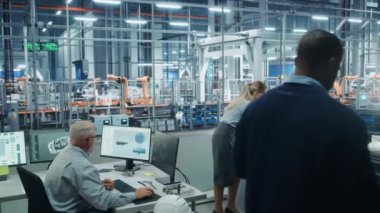 İki Mühendis Araba Fabrikasında Bilgisayar Kullanıyor