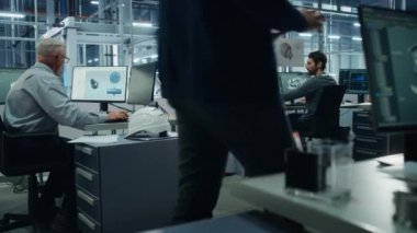 Mühendisler Araba Fabrikasında Bilgisayar Kullanıyor