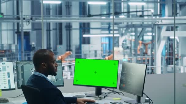 Gli ingegneri utilizzano il computer a schermo verde nella fabbrica di auto — Video Stock
