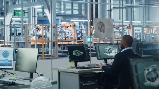 Inżynierowie używają komputera w fabryce samochodów — Wideo stockowe