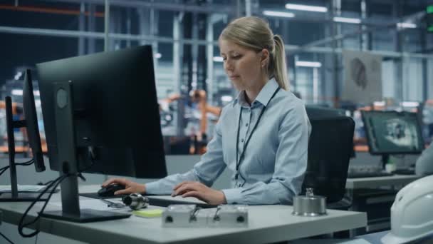 Ingénieur travaillant sur ordinateur dans l'usine de voiture — Video