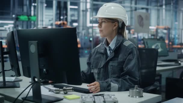 Ingenieur werkt aan de computer in de autofabriek — Stockvideo